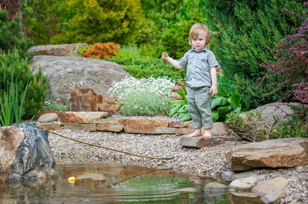 Little boy outdoors fishing — Stock Photo, Image