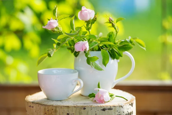 Vajilla de té y flores de rosas silvestres — Foto de Stock