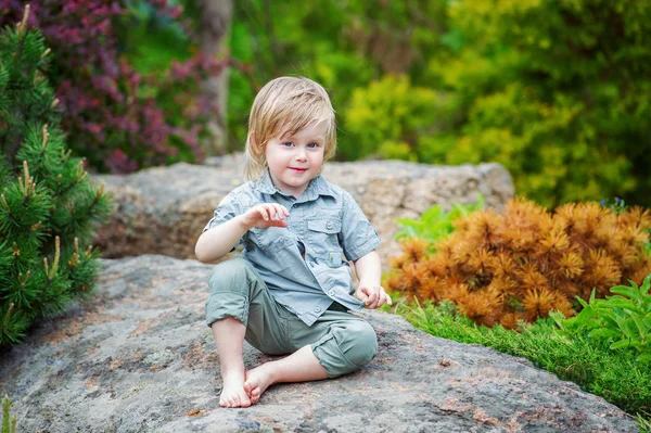 Mały chłopiec w ogrodzie. — Zdjęcie stockowe