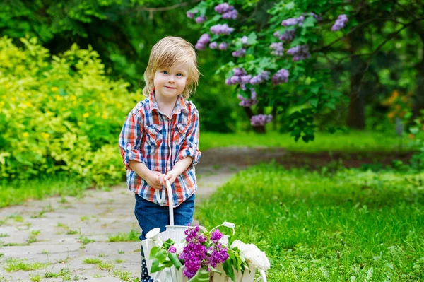 Ragazzo con fiori lilla — Foto Stock