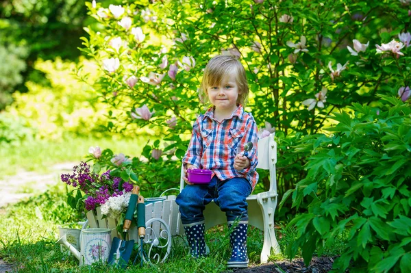 Dags för lunch i den blommande våren trädgård — Stockfoto