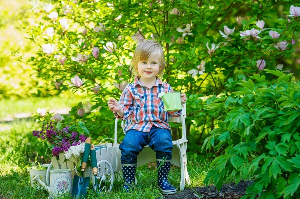 Retrato de un joven jardinero — Foto de Stock