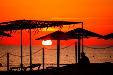 Golden sunset deniz kıyısında kumlu plaj