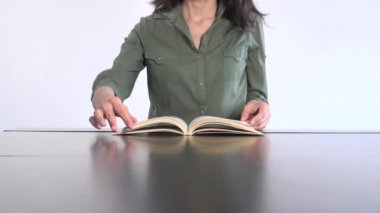 Yeşil tişörtlü kadın kitap okumak