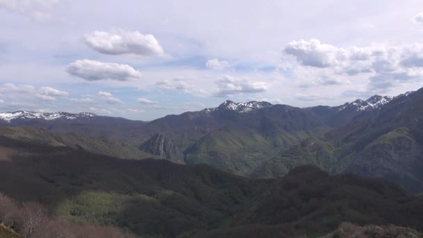 Moln över dalen i picos europa — Stockvideo