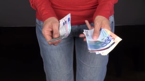 Jeans mujer contando dinero — Vídeos de Stock