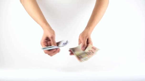 Tellen en het aanbieden van geld — Stockvideo