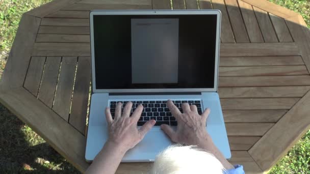 Old woman on computer 60 — Stock Video