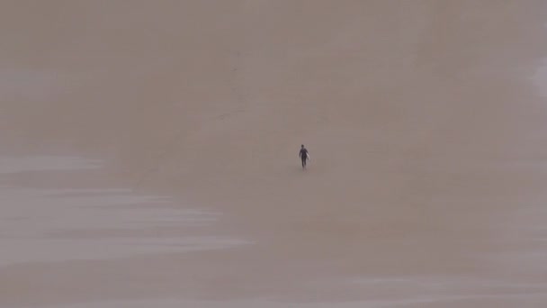 Surfer op zand 42 — Stockvideo