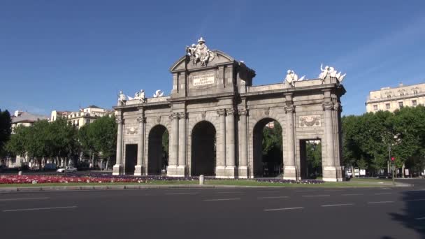 Puerta de alcala tarafında 40 — Stok video