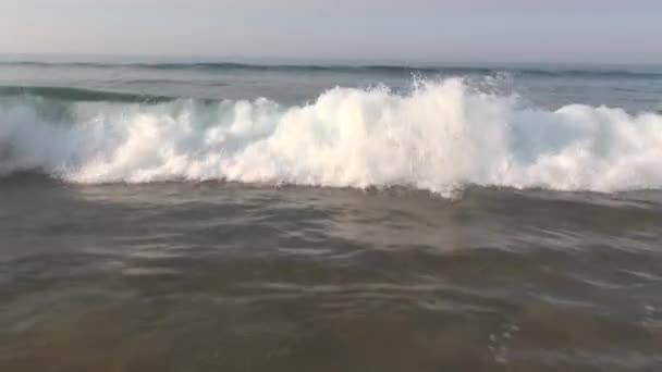 Волны выброса на берег 30 — стоковое видео