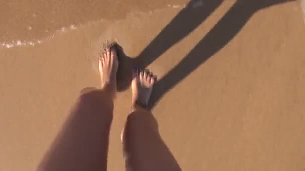 Subjective shot woman feet playing ocean 60 — Stock Video