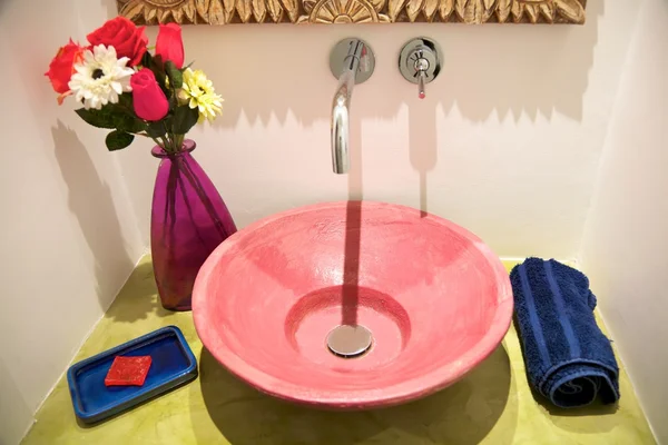 Ceramic red washbasin — Stock Photo, Image