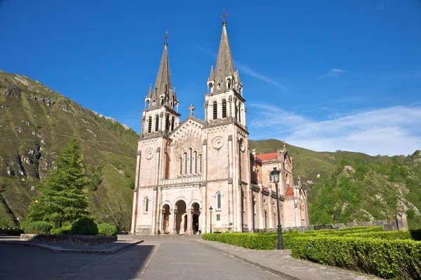 Fachada da basílica de Covadonga — Fotografia de Stock