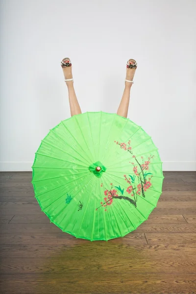 Asiatische Regenschirm mit sexy Beine — Stockfoto