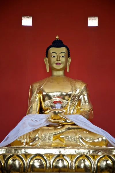 Boeddha beeld op rode achtergrond — Stockfoto