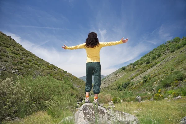 Open arms woman at v nature — Stock Photo, Image