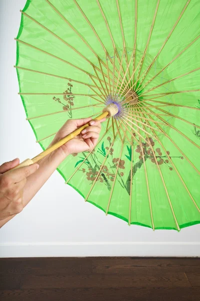 Aziatische paraplu openen — Stockfoto