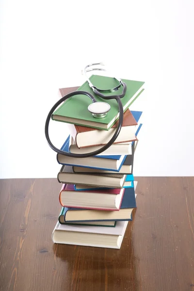 Kitap yığını stetoskop — Stok fotoğraf