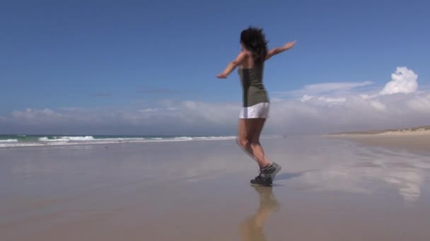 Frau fliegt am Strand zurück — Stockvideo