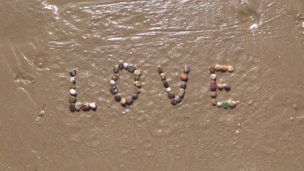 Amor en playa de arena — Vídeo de stock
