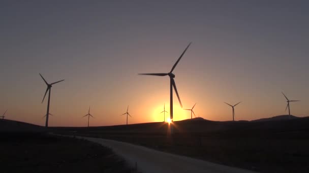 Pôr do sol ou nascer do sol no campo de turbinas 60 — Vídeo de Stock