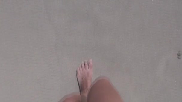 Donna piedi a piedi sulla spiaggia 60 — Video Stock