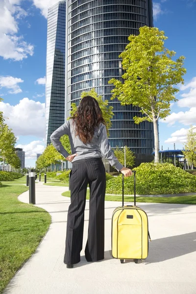 Kobieta stoi z walizką — Zdjęcie stockowe