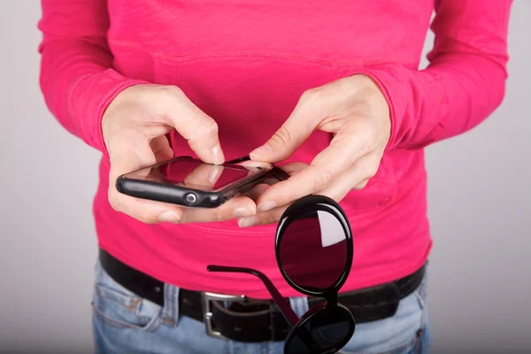 Rosa Frau mit Smartphone und Sonnenbrille — Stockfoto