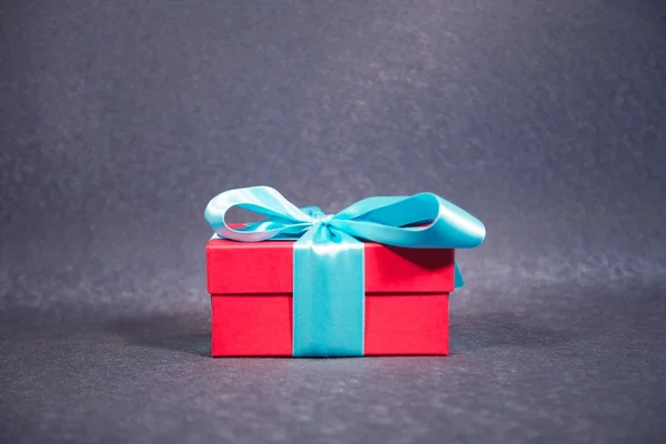 Красный подарочный коробок с голубым луком — стоковое фото