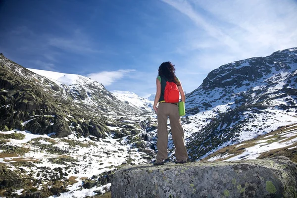 Trekking donna in una valle di neve — Foto Stock