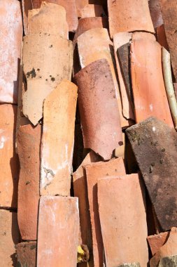 Eski kırık fayans yığılmış