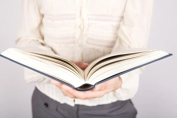 Mujer de negocios leyendo — Foto de Stock