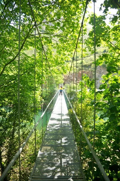 In der Mitte der Fußgängerbrücke — Stockfoto