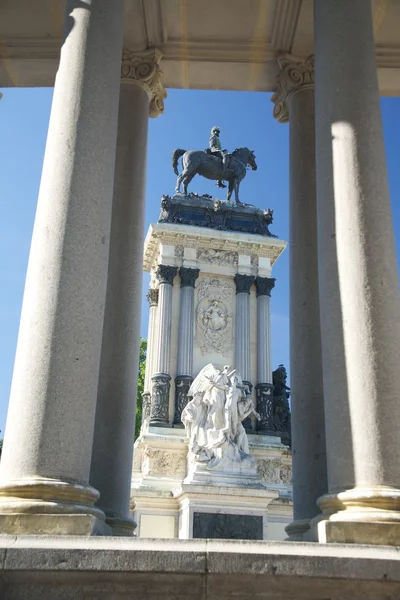 Monumento em El Retiro em Madrid — Fotografia de Stock