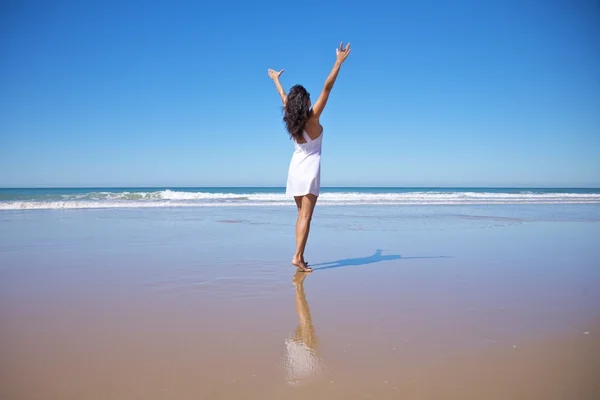 Mulher vestido branco lateral na praia de Castilnovo — Fotografia de Stock