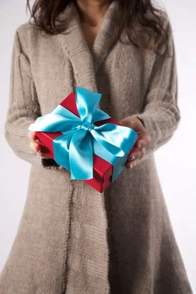 Invierno femenino con regalo rojo — Foto de Stock