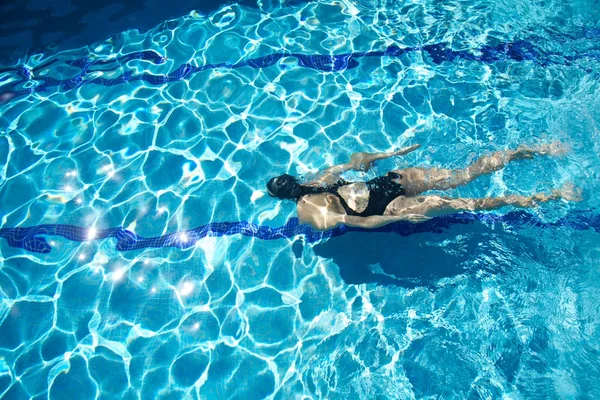 여자는 수영장에서 다이빙 — 스톡 사진