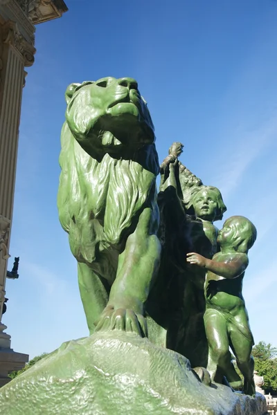 Aslan ve erkekler anıt Madrid — Stok fotoğraf