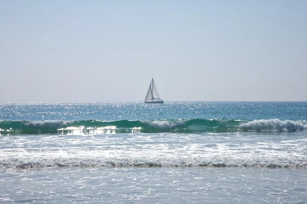 Zeilboot in atlantic — Stockfoto