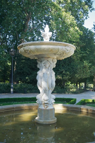 Skulptur fontän på madrid park — Stockfoto