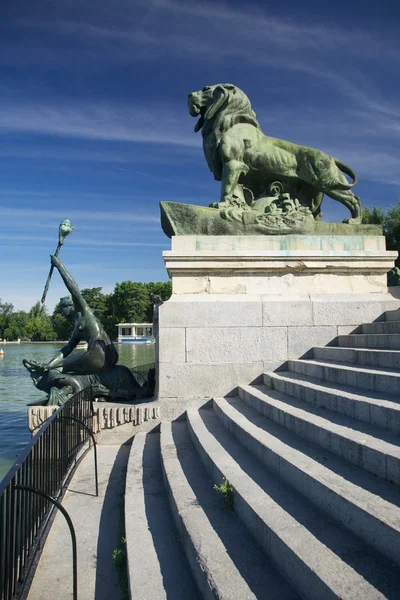 Rzeźby nad jeziorem el retiro w Madrycie — Zdjęcie stockowe