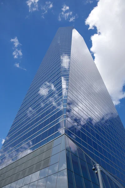 Wolkenkrabber crystal bewolkt — Stockfoto