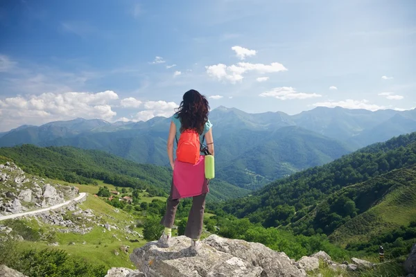 Trekking vrouw in picos de europa — Stockfoto