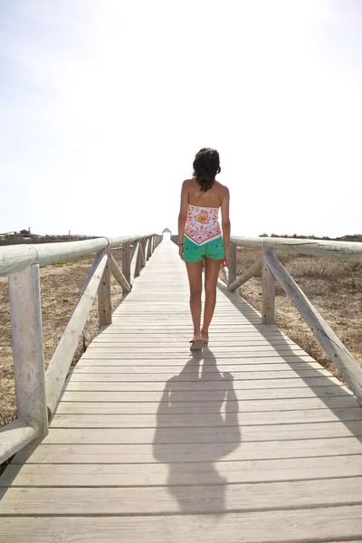 Wandelen op houten eenzaam footbridge — Stockfoto