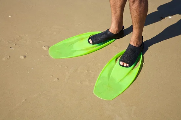 Pernas de homem com nadadeiras verdes — Fotografia de Stock