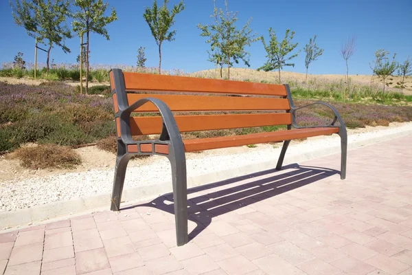 Boční dřevěná lavička — Stock fotografie
