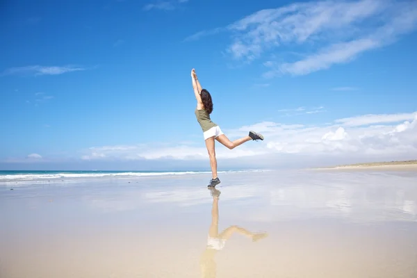 Årets idrottskvinna stretching på havsstranden — Stockfoto