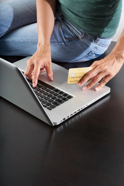 Escribir en el ordenador portátil con tarjeta de crédito —  Fotos de Stock