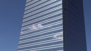 Crystal duvar üzerinde çalışan bulut